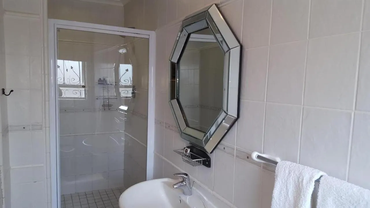 Room In Lodge - Savoy Lodge - Triple Room Cape Town