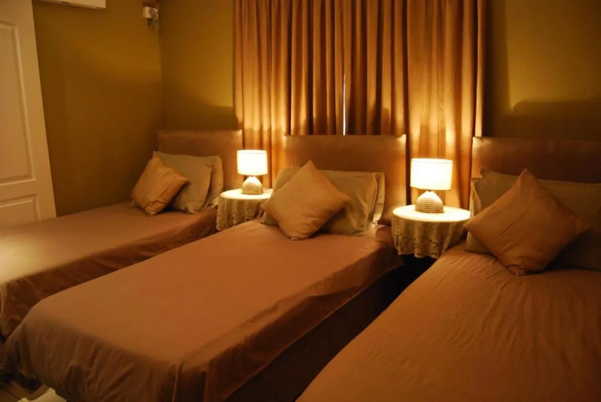 Guest house Room In Lodge - Savoy Lodge - Triple Room Cape Town