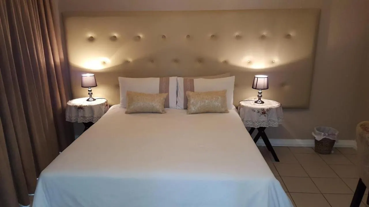 Guest house Room In Lodge - Savoy Lodge - Triple Room Cape Town
