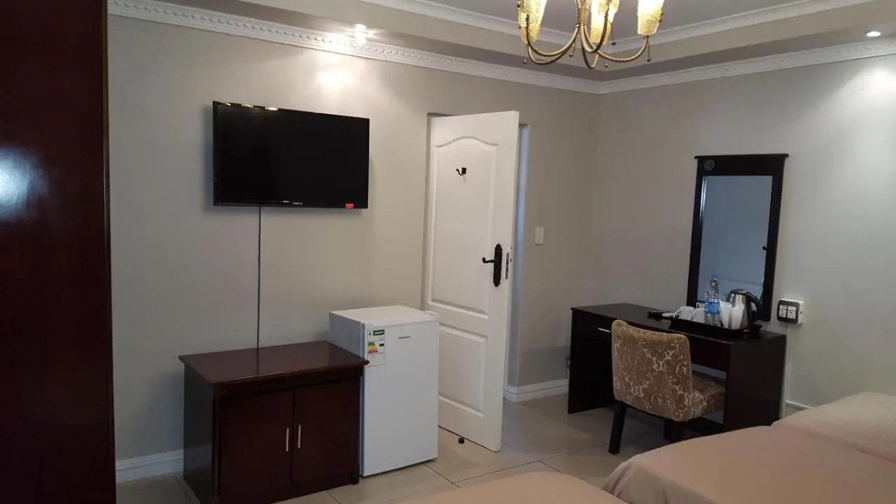 Room In Lodge - Savoy Lodge - Triple Room Cape Town