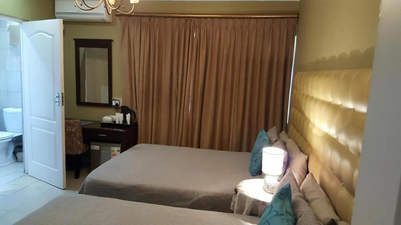 Room In Lodge - Savoy Lodge - Triple Room Cape Town