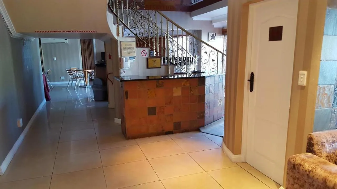 Room In Lodge - Savoy Lodge - Triple Room Cape Town
