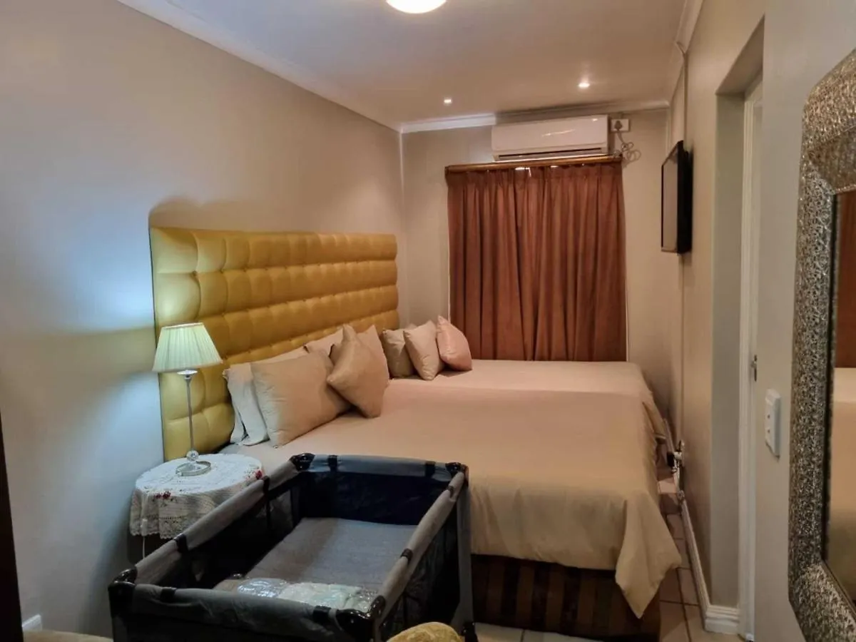 Room In Lodge - Savoy Lodge - Triple Room Cape Town