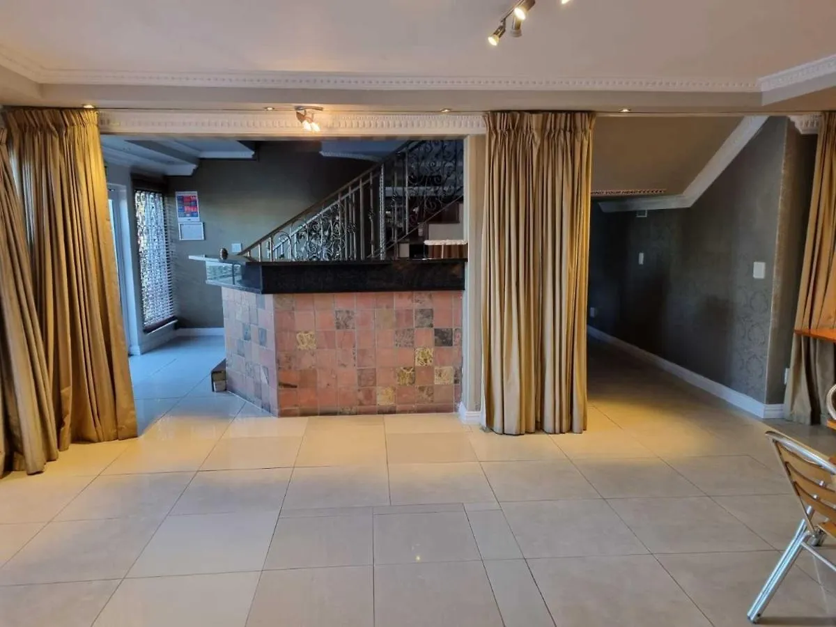 Room In Lodge - Savoy Lodge - Triple Room Cape Town 2*,  South Africa