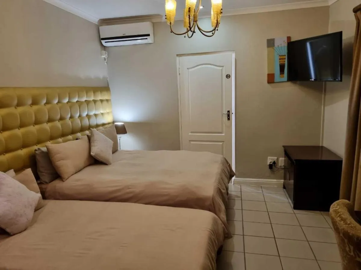 Room In Lodge - Savoy Lodge - Triple Room Cape Town Guest house