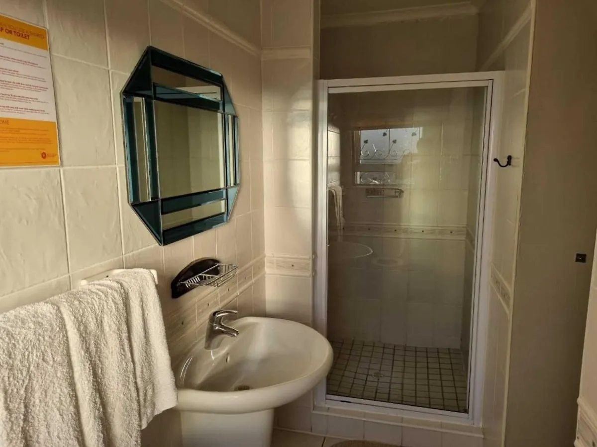 Guest house Room In Lodge - Savoy Lodge - Triple Room Cape Town