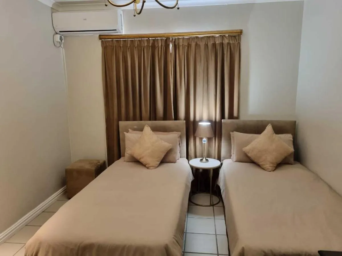 Guest house Room In Lodge - Savoy Lodge - Triple Room Cape Town