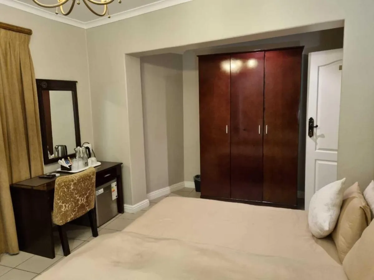 Guest house Room In Lodge - Savoy Lodge - Triple Room Cape Town